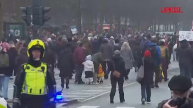 Copenaghen, la marcia di protesta per la Groenlandia: le immagini dall'ambasciata Usa