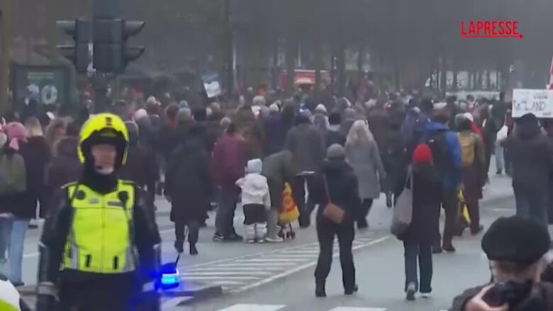 Copenaghen, la marcia di protesta per la Groenlandia: le immagini dall'ambasciata Usa