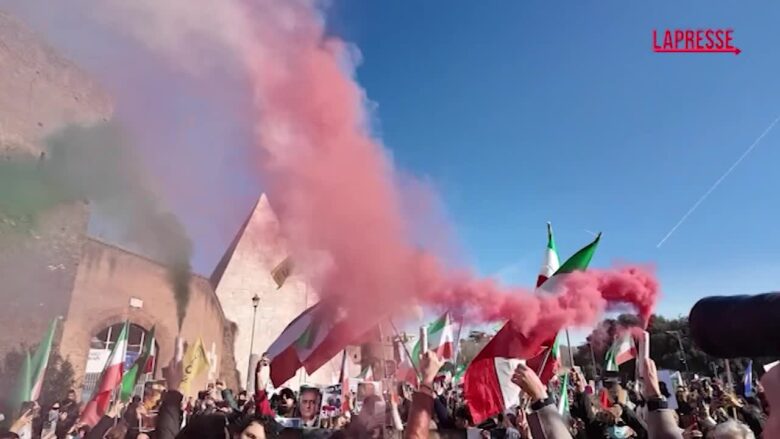 Roma, la protesta degli iraniani per lo Scià. In piazza anche Calenda