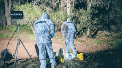 Carbonia, cadavere di un 53enne in un parco: sul corpo ferite da arma da taglio, si indaga per omicidio