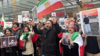 Iran, manifestazione pro Pahlavi a Milano: "Meloni chiuda il consolato"