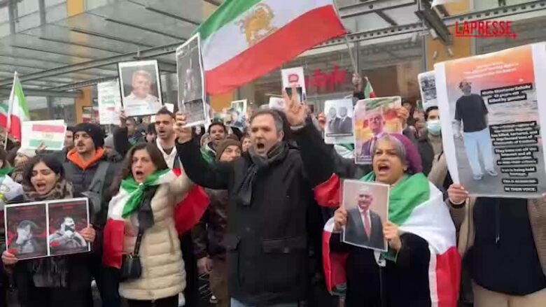 Iran, manifestazione pro Pahlavi a Milano: "Meloni chiuda il consolato"
