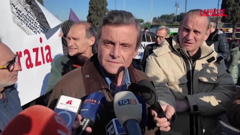 Iran, Calenda in piazza a Roma: “Schlein ha scelto altra manifestazione non so perché”
