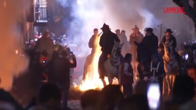 Spagna, la tradizione di Las Luminarias: le evoluzioni dei cavalli tra le fiamme