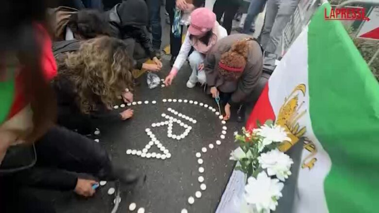 Milano: candele per le vittime della repressione davanti a consolato Iran