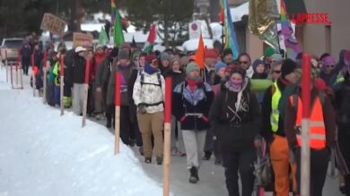 Davos, centinaia di manifestanti contro il World Economic Forum