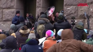 Minneapolis, i manifestanti anti-ICE aggrediscono l'influencer di estrema destra Jake Lang