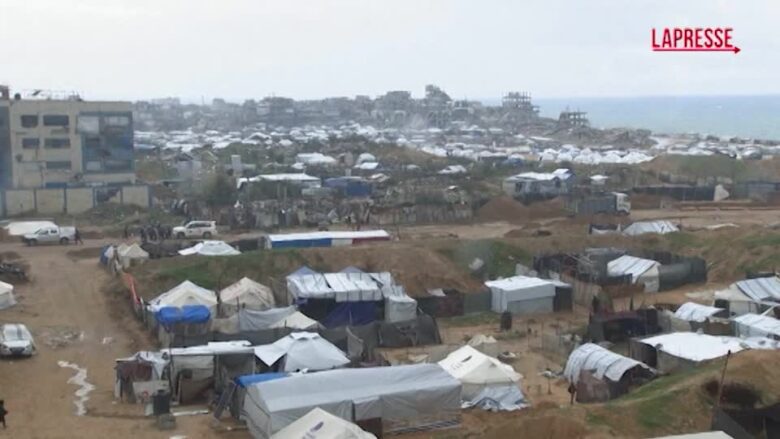 Gaza, gli sfollati affrontano l'inverno aspettando la seconda fase del cessate il fuoco