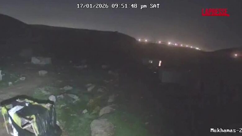 Cisgiordania, il video dell'attacco dei coloni israeliani a un piccolo villaggio beduino