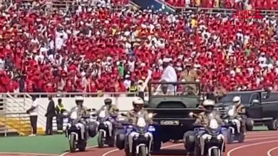 Guinea, Doumbouya presta giuramento come presidente: l'imponente cerimonia davanti a 500mila persone