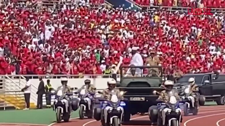 Guinea, Doumbouya presta giuramento come presidente: l'imponente cerimonia davanti a 500mila persone