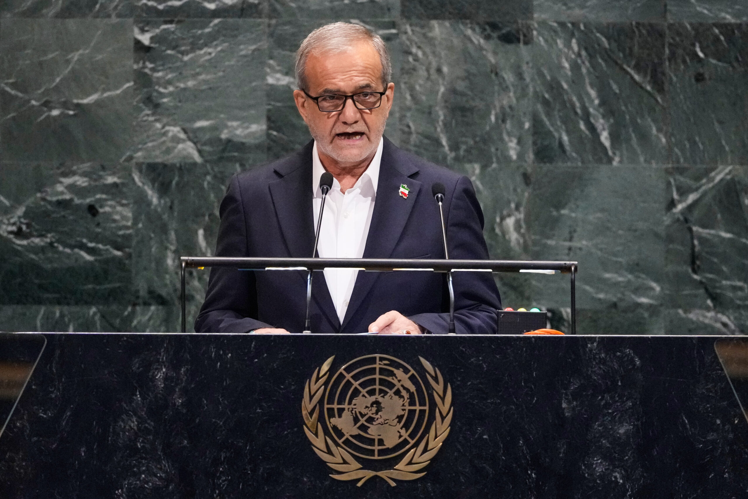 Iran, Pezeshkian: “Qualsiasi attacco contro Khamenei sarebbe guerra totale”