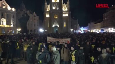 Serbia, gigantesca folla di persone sfila per le strade di Novi Sad per protestare contro la corruzione