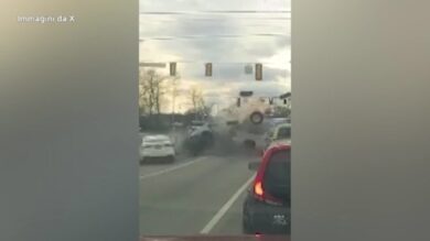 Usa, scambia acceleratore e freno: 83enne si schianta contro le macchine ferme al semaforo