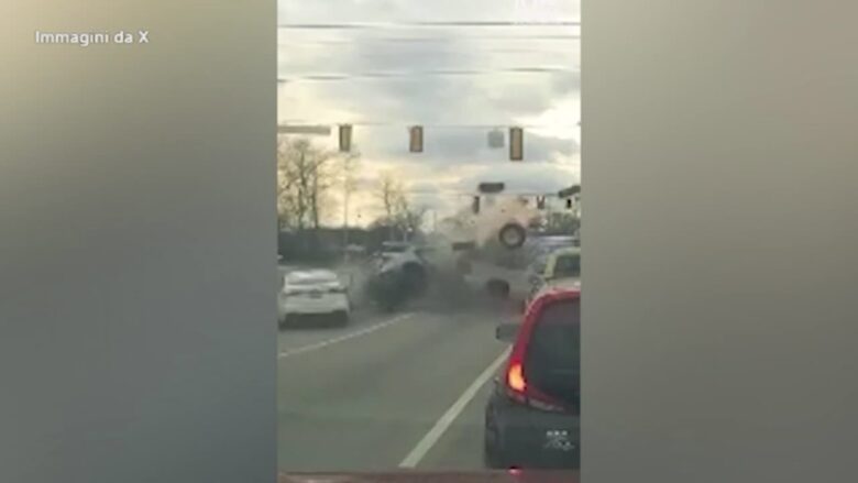 Usa, scambia acceleratore e freno: 83enne si schianta contro le macchine ferme al semaforo