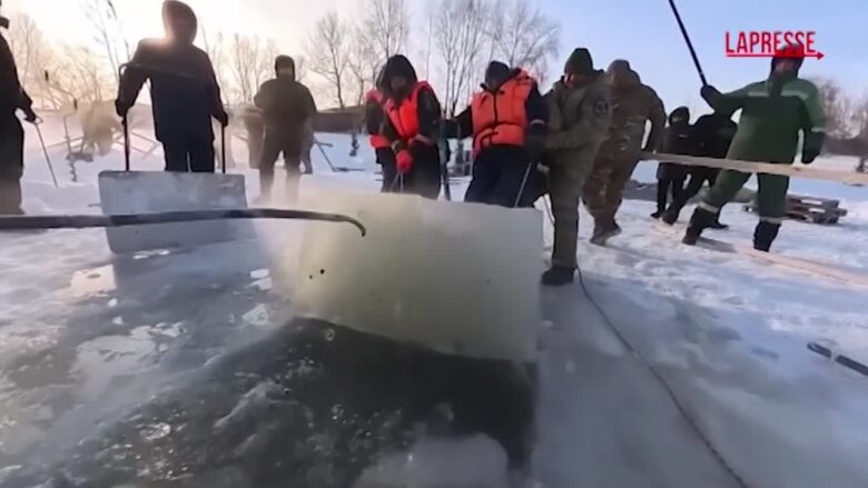 Russia, i cristiani ortodossi si immergono nell'acqua ghiacciata per l'Epifania: i preparativi