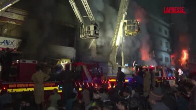 Pakistan, incendio in un centro commerciale a Karachi: almeno 3 morti