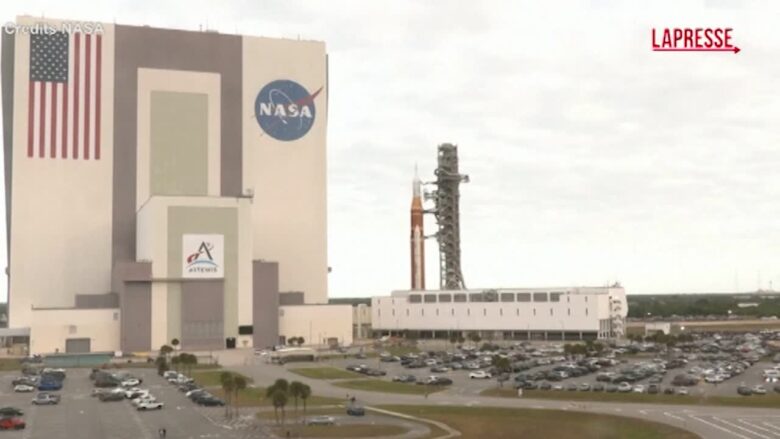 Nasa, il viaggio del nuovo razzo verso la piattaforma di lancio: sarà il primo volo lunare dopo più di 50 anni