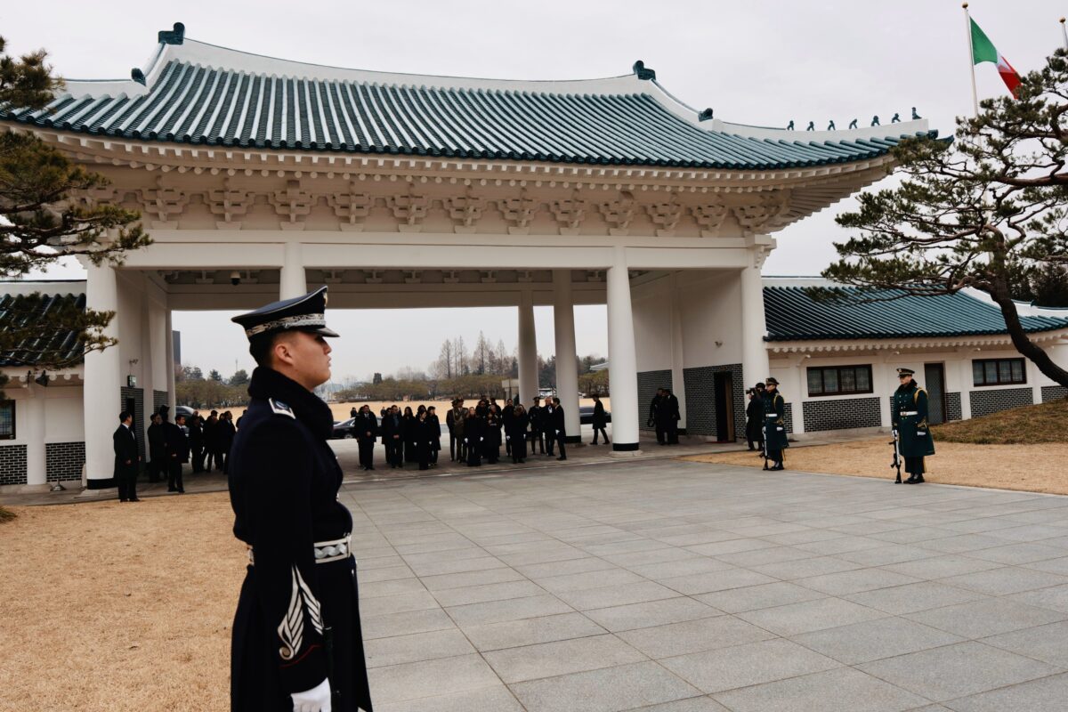 Meloni in Corea del Sud, la visita al cimitero di Seul: “Fianco a fianco per la libertà e la pace”