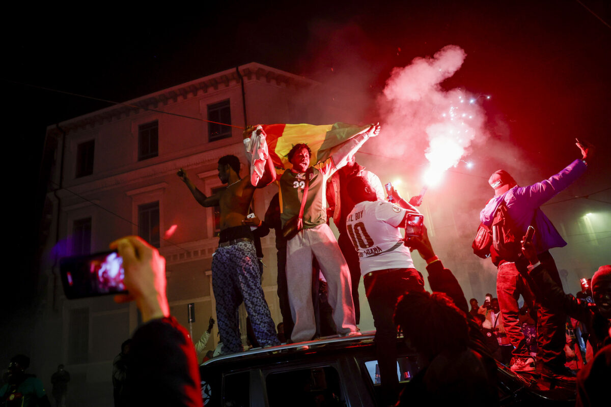 Galleria foto 'Senegal campione d’Africa: festeggiamenti per le strade di Torino' - foto 9