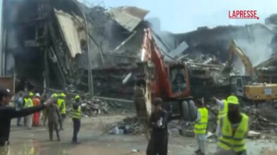 Pakistan, incendio in un centro commerciale di Karachi: i soccorsi tra le macerie