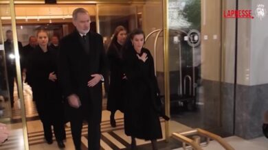 Treni deragliati in Spagna, re Felipe VI: "Sgomento e preoccupazione, ritorneremo nel Paese al più presto"