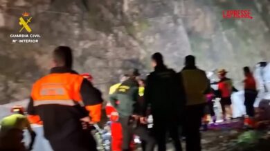 Treno deragliato in Spagna: i soccorsi tra i rottami dei convogli