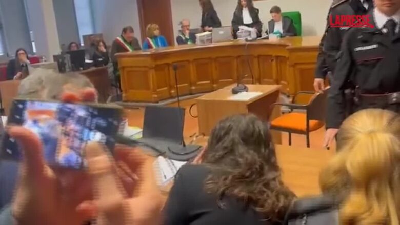 Neonati morti a Parma, Chiara Petrolini arriva in aula per l'udienza