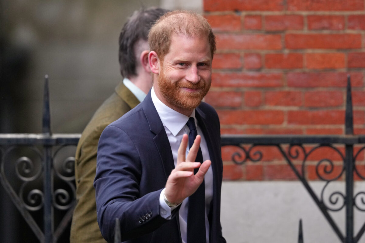 Il principe Harry in tribunale a Londra per il processo contro i tabloid: la causa contro l’editore del Daily Mail