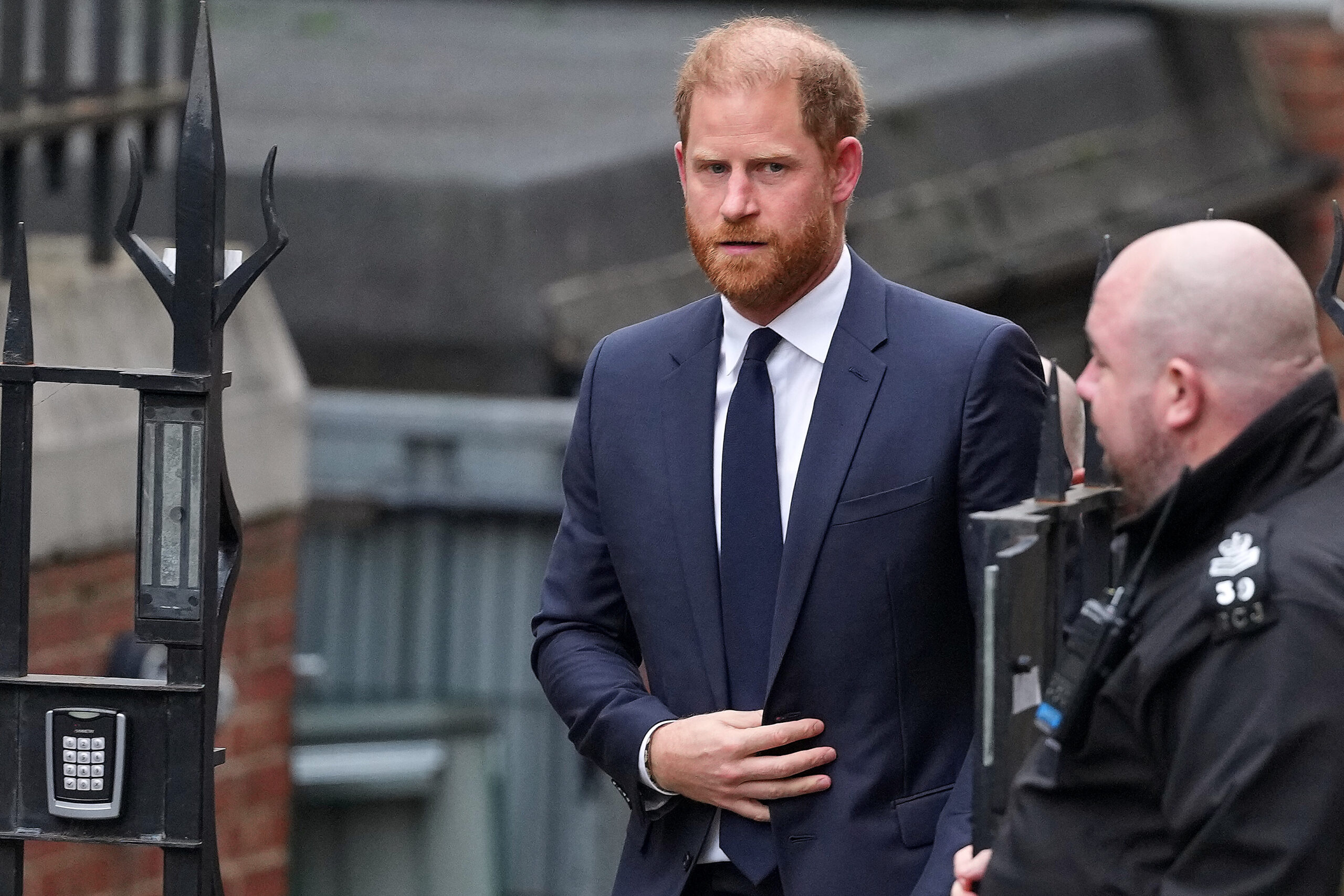 Il principe Harry in tribunale a Londra per il processo contro i tabloid: la causa contro l’editore del Daily Mail