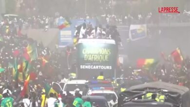 Coppa d'Africa 2026: i giocatori del Senegal sul bus scoperto a Dakar, folla immensa li festeggia