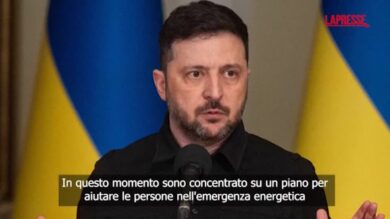 Ucraina, Zelensky: "Per ora non andrò a Davos, preferisco il mio Paese a un forum economico"