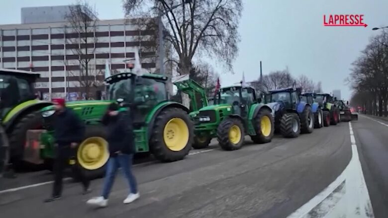 UE-Mercosur, centinaia di trattori in protesta davanti al Parlamento europeo