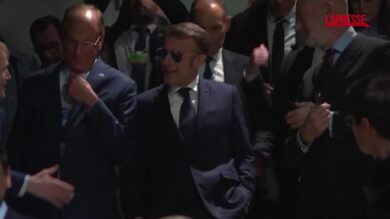 Davos, Macron arriva al Forum come Tom Cruise in Top Gun: occhiali a specchio e sorriso stampato sul volto