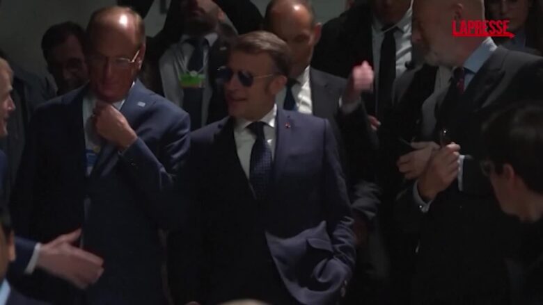 Davos, Macron arriva al Forum come Tom Cruise in Top Gun: occhiali a specchio e sorriso stampato sul volto