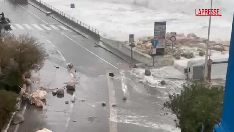 Maltempo Sardegna, a Cala Gonone la mareggiata invade le strade