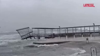 Maltempo in Sardegna, a Cagliari distrutto il molo di Marina Piccola al Poetto