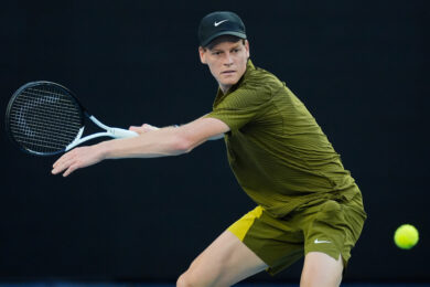 Australian Open 2026, Sinner al secondo turno: Gaston si ritira. Vincono Musetti, Sonego e Darderi
