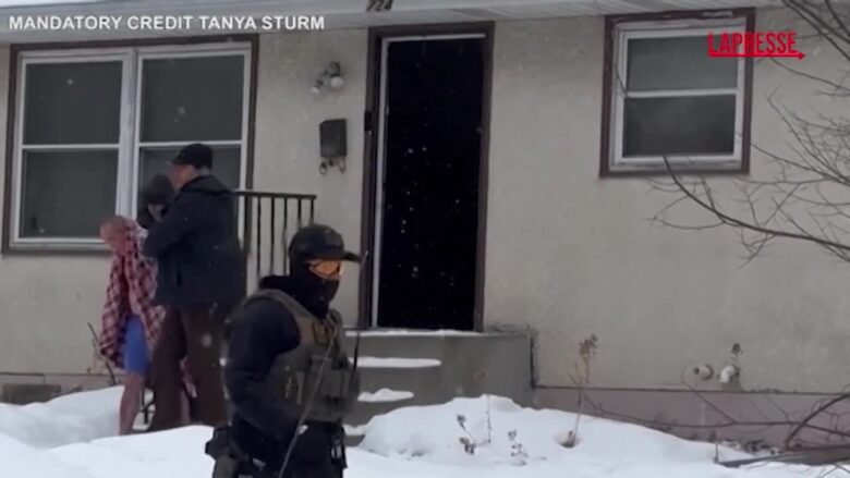 Minnesota, cittadino Usa prelevato da ICE e portato in strada in mutande