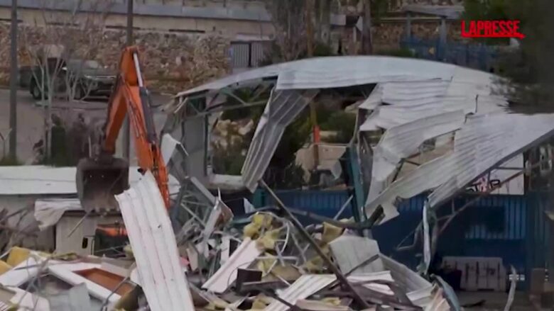 Gerusalemme Est, bulldozer Israele iniziano a demolire sede Unrwa