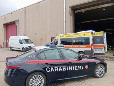 Frosinone, operaio di 48 anni muore cadendo dal tetto di un capannone