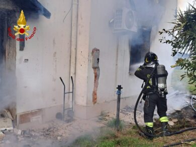 Brindisi, solaio crolla dopo un incendio: morto anziano