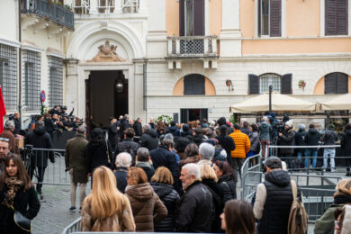 Valentino, a Roma la camera ardente dello stilista. Giammetti: “Il suo lascito è la bellezza che crea cultura”