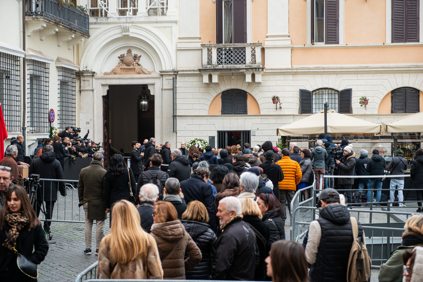 Valentino, a Roma la camera ardente dello stilista. Giammetti: “Il suo lascito è la bellezza che crea cultura” Valentino, a Roma la camera ardente dello stilista. Giammetti: “Il suo lascito è la bellezza che crea cultura”