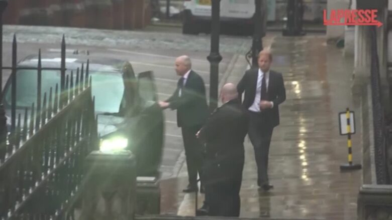 Principe Harry in tribunale a Londra per processo contro il Daily Mail