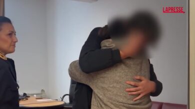 Verona, ritrovato a Milano il 14enne scomparso: l'abbraccio con la mamma