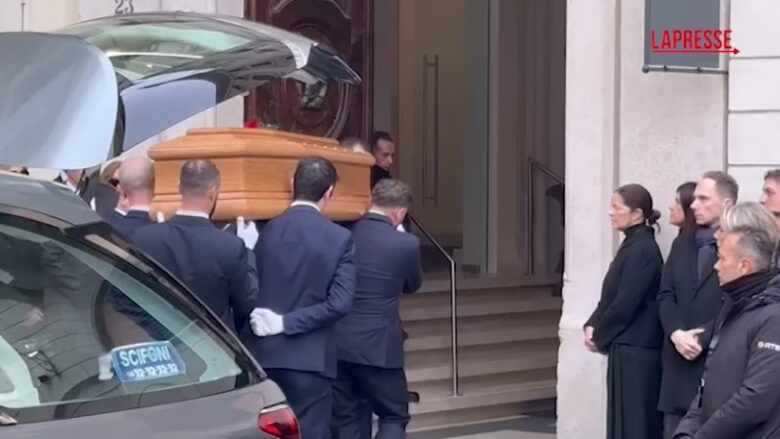 Morte Valentino, la salma arriva alla Fondazione per la camera ardente