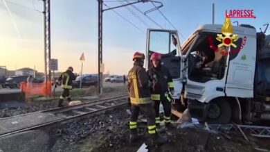 Torino, scontro tir-treno regionale sui binari: l'intervento dei Vigili del Fuoco