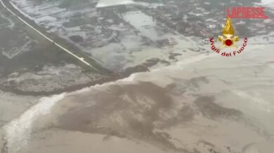 Maltempo, la Sicilia colpita da forti mareggiate: le immagini dall'elicottero