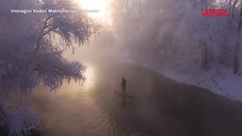 Russia, appassionati navigano su tavole da paddleboarding con il freddo polare